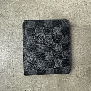 Louis Vuitton wallet 
Used 
Good condition